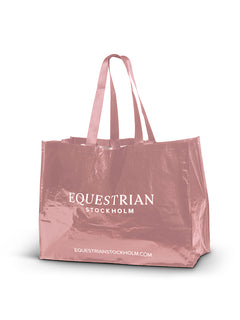Image studio du sac d'écurie Pink Equestrian Stockholm en matière tissée brillante avec logo blanc.
